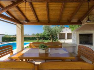 Bazén v ubytovaní Holiday Home Juste & Roza by Interhome alebo v jeho blízkosti