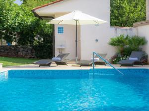 Bazén v ubytovaní Holiday Home Juste & Roza by Interhome alebo v jeho blízkosti