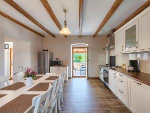 Kuchyňa alebo kuchynka v ubytovaní Holiday Home Juste & Roza by Interhome