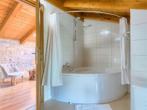 Kúpeľňa v ubytovaní Holiday Home Juste & Roza by Interhome