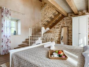 een kamer met een bed en een dienblad met eten erop bij Holiday Home Ernesta - ROJ463 by Interhome in Žminj