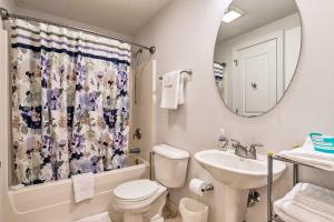 Koupelna v ubytování Sunny Beachfront Biloxi Condo with Resort Amenities!