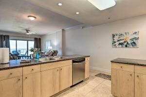 Kuchyň nebo kuchyňský kout v ubytování Sunny Beachfront Biloxi Condo with Resort Amenities!