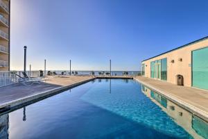 Bazén v ubytování Sunny Beachfront Biloxi Condo with Resort Amenities! nebo v jeho okolí