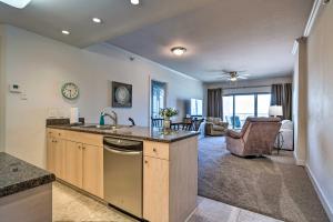 Kuchyň nebo kuchyňský kout v ubytování Sunny Beachfront Biloxi Condo with Resort Amenities!