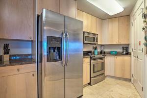 Kuchyň nebo kuchyňský kout v ubytování Sunny Beachfront Biloxi Condo with Resort Amenities!