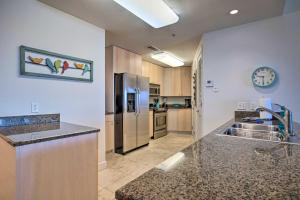 Kuchyň nebo kuchyňský kout v ubytování Sunny Beachfront Biloxi Condo with Resort Amenities!