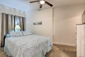 Postel nebo postele na pokoji v ubytování Sunny Beachfront Biloxi Condo with Resort Amenities!