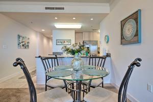 Posezení v ubytování Sunny Beachfront Biloxi Condo with Resort Amenities!