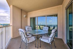 Balkón nebo terasa v ubytování Sunny Beachfront Biloxi Condo with Resort Amenities!