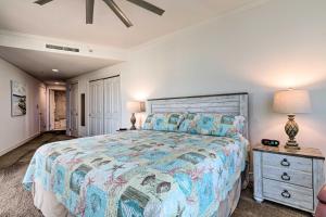 Postel nebo postele na pokoji v ubytování Sunny Beachfront Biloxi Condo with Resort Amenities! + 27 fotografií