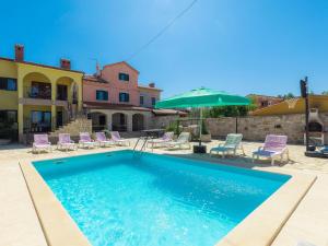 Bazén v ubytování Holiday Home Gracije by Interhome nebo v jeho okolí