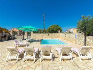 Bazén v ubytování Holiday Home Gracije by Interhome nebo v jeho okolí