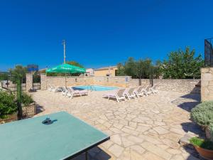 Bazén v ubytování Holiday Home Gracije by Interhome nebo v jeho okolí