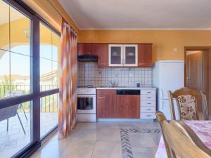 Kuchyň nebo kuchyňský kout v ubytování Holiday Home Gracije by Interhome