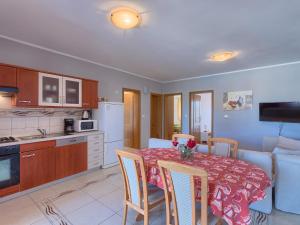 Kuchyň nebo kuchyňský kout v ubytování Holiday Home Gracije by Interhome