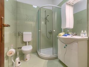 Koupelna v ubytování Holiday Home Gracije by Interhome