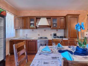 Kuchyň nebo kuchyňský kout v ubytování Holiday Home Gracije by Interhome