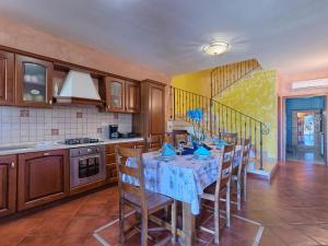 Kuchyň nebo kuchyňský kout v ubytování Holiday Home Gracije by Interhome
