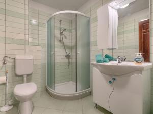 Koupelna v ubytování Holiday Home Gracije by Interhome