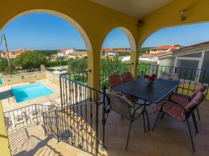 Bazén v ubytování Holiday Home Gracije by Interhome nebo v jeho okolí