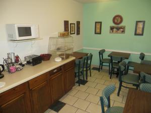 A kitchen or kitchenette at Ripon Welcome Inn and Suites