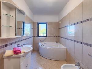 Koupelna v ubytování Holiday Home Gracije by Interhome