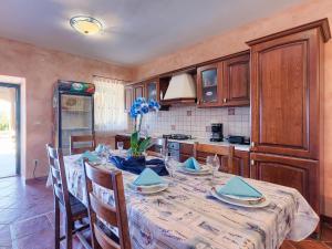Kuchyň nebo kuchyňský kout v ubytování Holiday Home Gracije by Interhome