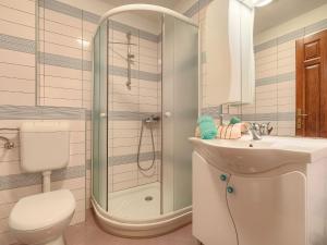 Koupelna v ubytování Holiday Home Gracije by Interhome