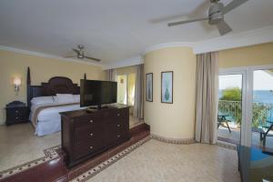 TV a/nebo společenská místnost v ubytování Riu Palace Cabo San Lucas - All Inclusive