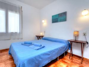 リャンサにあるApartment Sant Carles by Interhomeのベッドルーム1室(青いシーツと窓付)