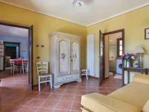 uma sala de estar com um sofá e um armário em Holiday Home Del Regolo by Interhome em Molazzana