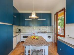 Kitchen o kitchenette sa Holiday Home Le Castagne by Interhome