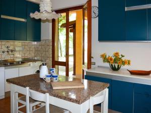 Kitchen o kitchenette sa Holiday Home Le Castagne by Interhome