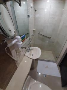 
a bathroom with a sink, toilet and bathtub at Hotel Medellín Gold in Medellín
