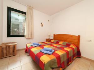 Posteľ alebo postele v izbe v ubytovaní Apartment Empuries Beach by Interhome