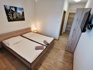 een kleine slaapkamer met een bed in een kamer bij Comenius Moravus vinařský dvůr in Mikulov