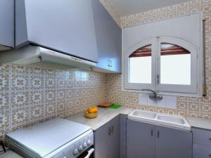 リャンサにあるApartment Cathy-2 by Interhomeの白い家電製品付きのキッチン、窓