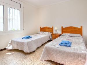 2 camas en una habitación con ventana en Apartment Villa Cordoba-2 by Interhome, en Port de la Selva