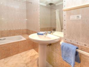Kúpeľňa v ubytovaní Apartment Villa Cordoba-2 by Interhome + 3 fotografie