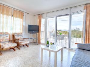 sala de estar con sofá y mesa en Apartment Villa Cordoba-3 by Interhome, en Port de la Selva