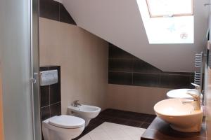 Et badeværelse på Pensjonat Agroturystyczny Pod Modrzewiem + 44 billeder