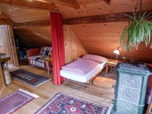 Cette chambre comprend un lit dans une cabane en rondins. dans l'établissement Apartment Bünten by Interhome, à Oberterzen