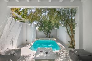 Bazén v ubytovaní Thalassitra Private Pool Suites alebo v jeho blízkosti