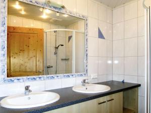 Bathroom sa Apartment Margit - HAE170 by Interhome