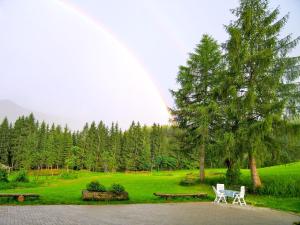 un arco iris sobre un parque con 2 sillas y una mesa en Holiday Home Schwalbenhof - WIL330 by Interhome, en Oberau