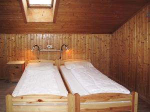 2 camas en una sauna con paredes de madera en Holiday Home Schwalbenhof - WIL330 by Interhome, en Oberau