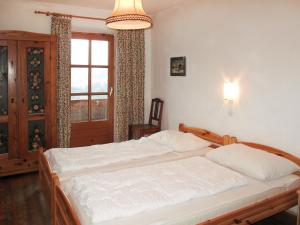 En eller flere senger på et rom på Holiday Home Schwalbenhof - WIL330 by Interhome