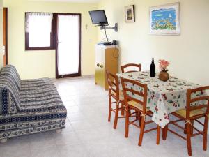 ein Esszimmer mit einem Tisch und Stühlen in der Unterkunft Apartment Mile-1 by Interhome in Grebaštica