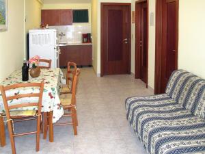 ein Wohnzimmer mit einem Tisch und einem Sofa in der Unterkunft Apartment Mile-1 by Interhome in Grebaštica